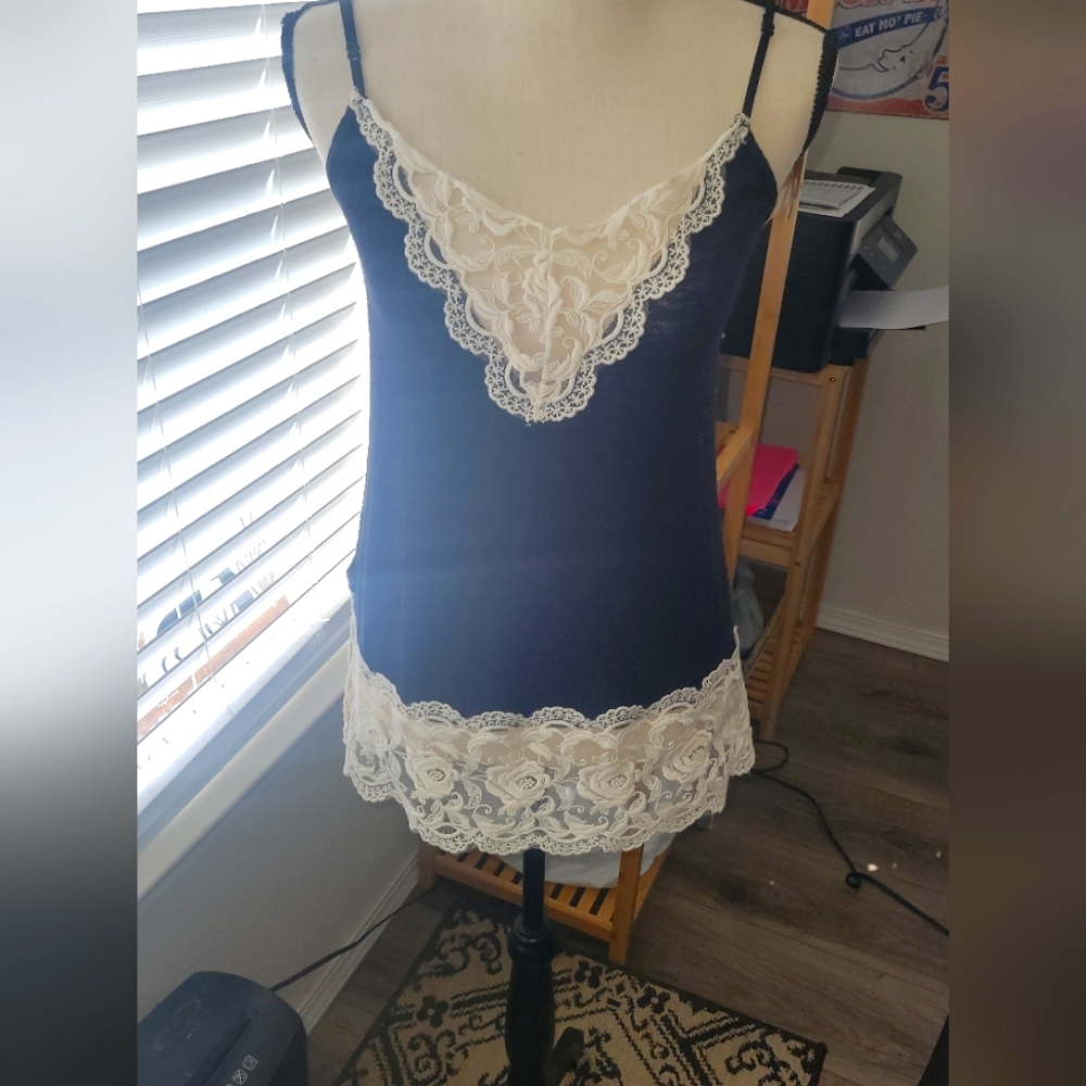 Young at Heart women's lace border spaghetti strap tank top size small